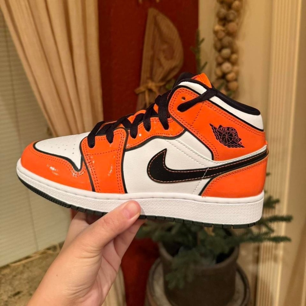 Jordan Mids. - Picture 2 of 2